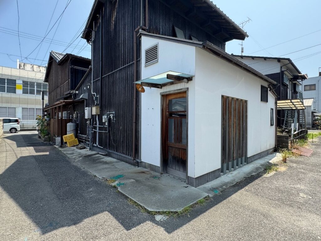 okibi薪の改装中の外観