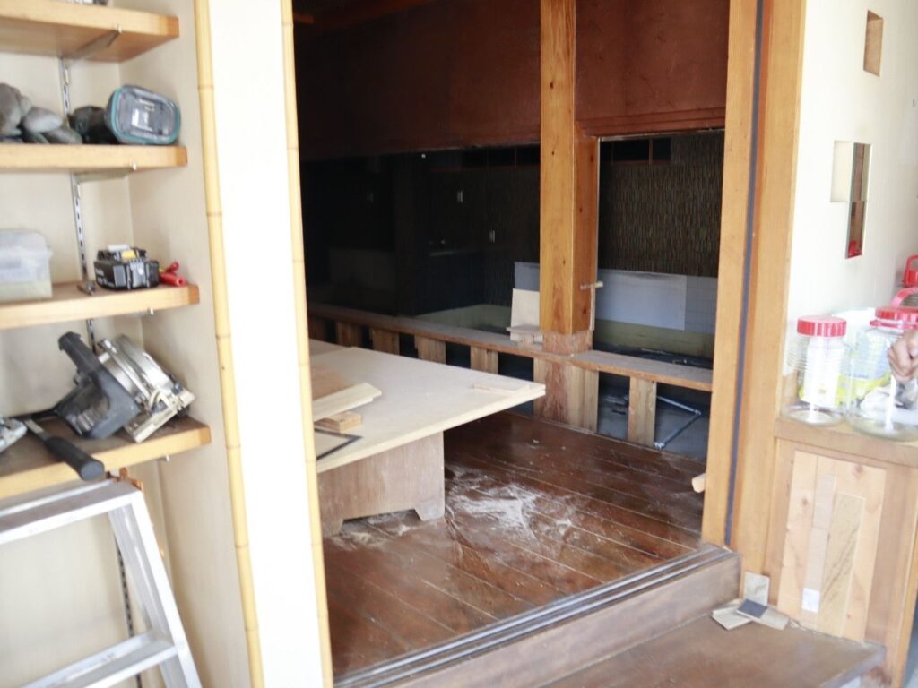 okibi薪の改装中の店内