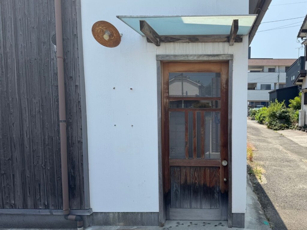 okibi薪の改装中の店舗入り口