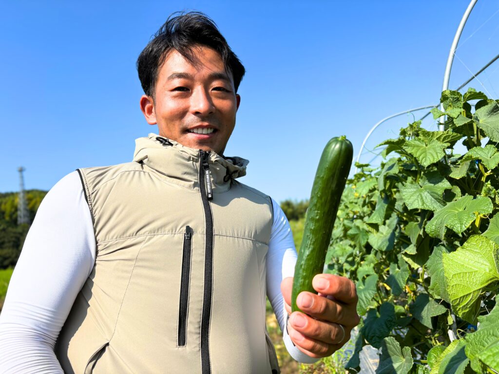 きゅうりを手に取る大野さん