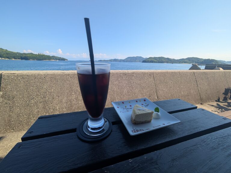 アイスコーヒーとチーズケーキの画像