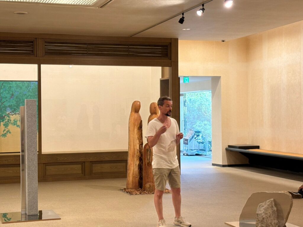 ジュリアンさんが作品について説明する様子