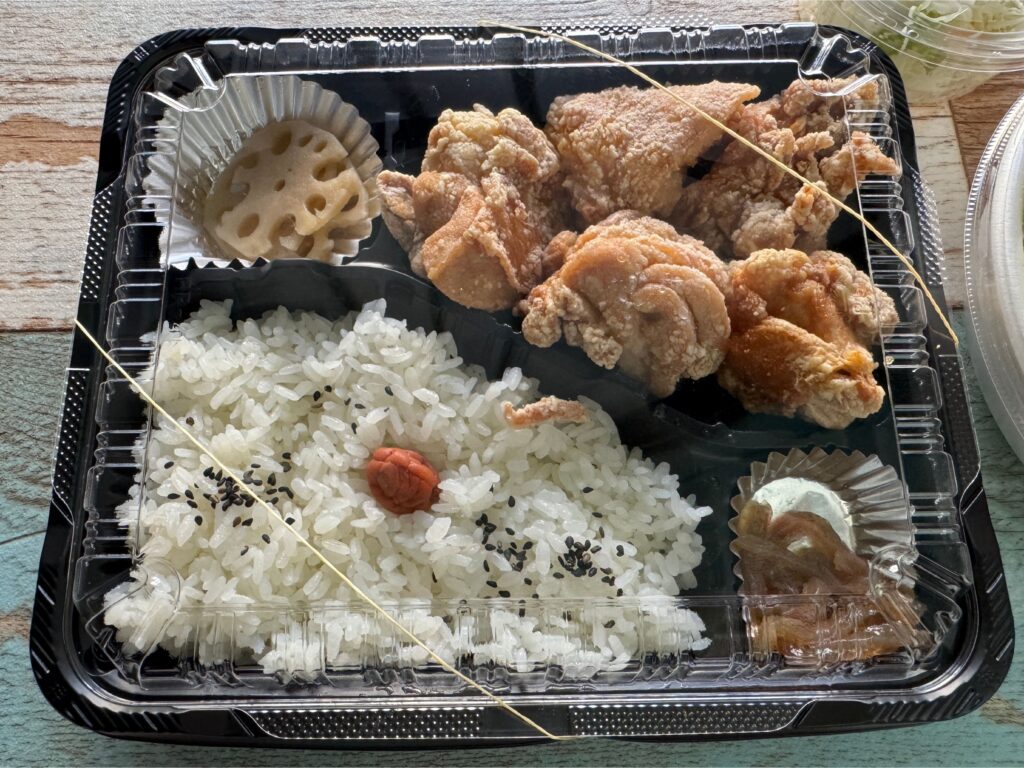 ダイニングキッチン麦わらのからあげ弁当
