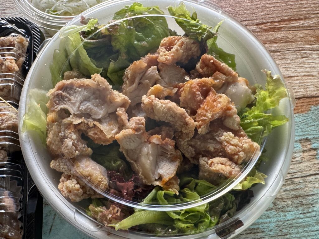 ダイニングキッチン麦わらのとり丼