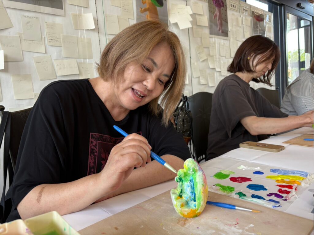 ワークショップに取り掛かる女性