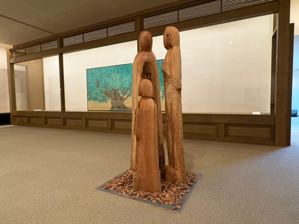 館内に展示された木の作品