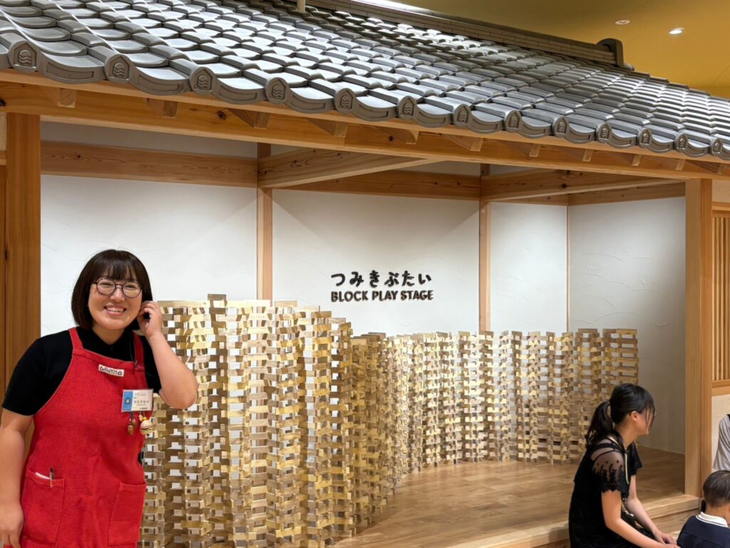 柳原館長と積み木崩しの画像