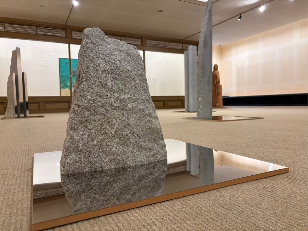 館内に展示された石の作品