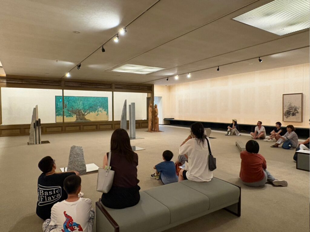 美術館での観覧会の様子