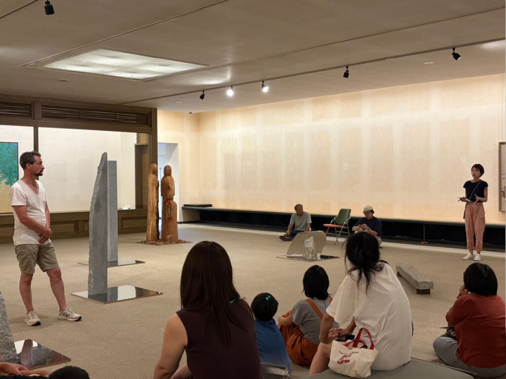 美術館での観覧会の様子2