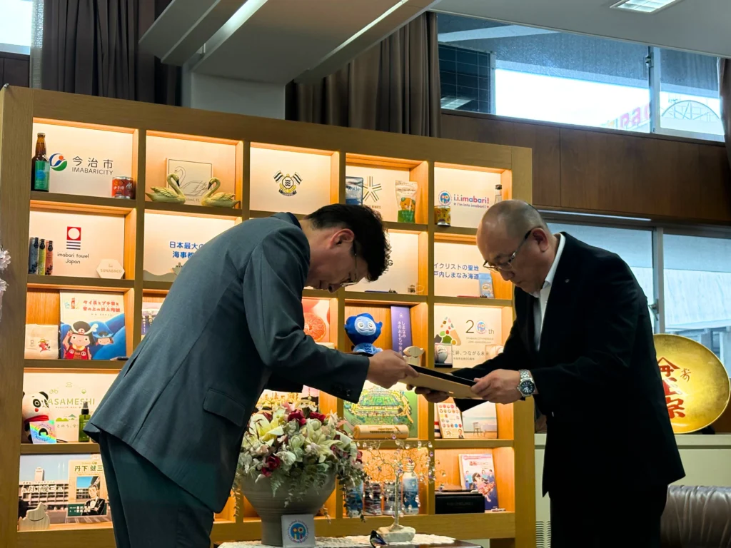 市長が眞鍋さんへ感謝状を渡す様子
