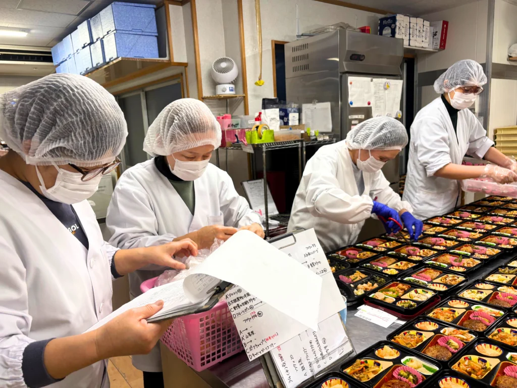 お弁当を作成している様子