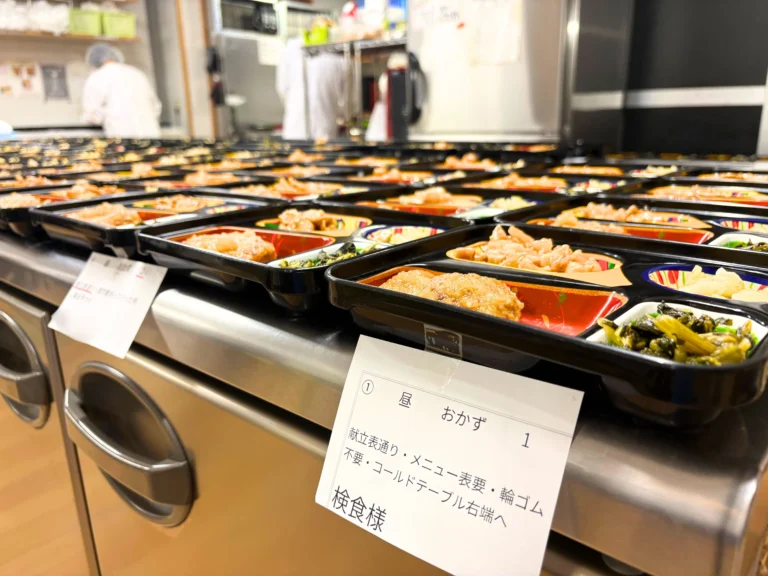 まごころ弁当　並ぶお弁当に貼られた細かい注文