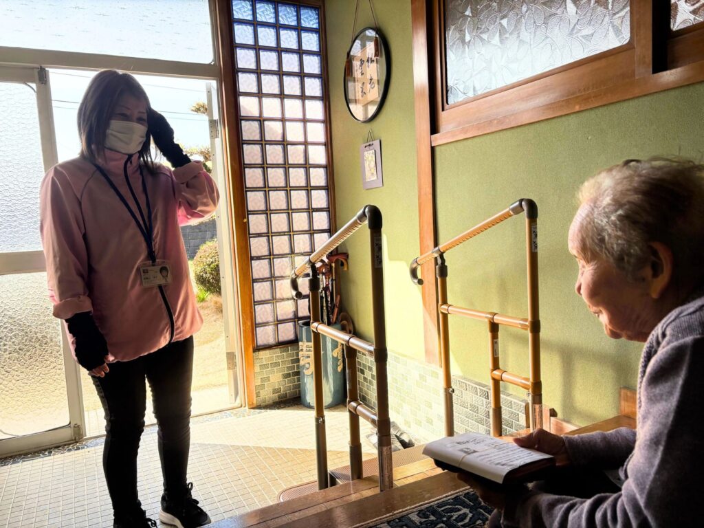 お客さんと話すスタッフ